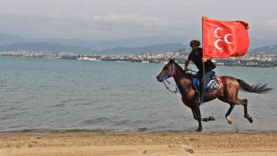 İşe atla gidiyor, sokakları onunla turluyor