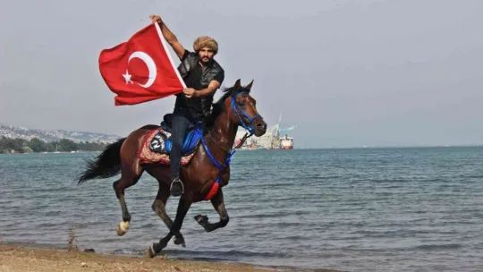 İşe atla gidiyor, sokakları onunla turluyor