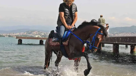 İşe atla gidiyor, sokakları onunla turluyor