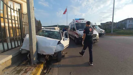 Alkollü sürücü direğe çarparak durabildi yaralılar var