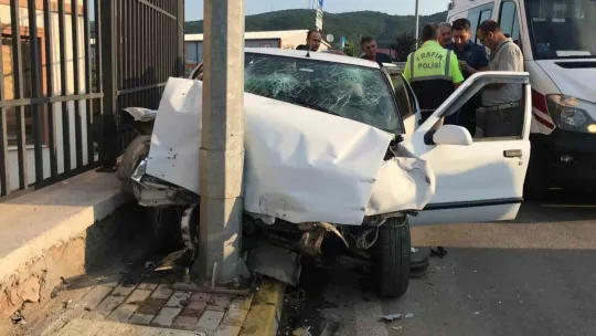 Alkollü sürücü direğe çarparak durabildi yaralılar var