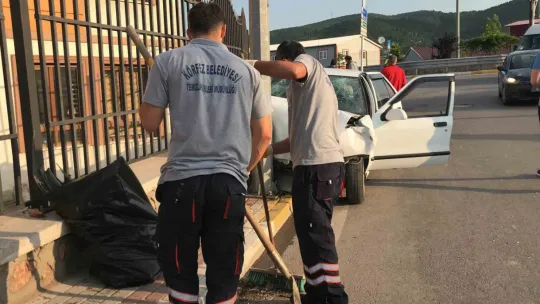 Alkollü sürücü direğe çarparak durabildi yaralılar var