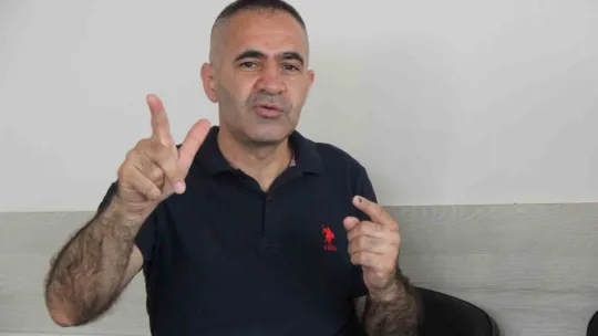 İşitme engelli ikizinin sesi oldu