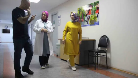 İşitme engelli ikizinin sesi oldu