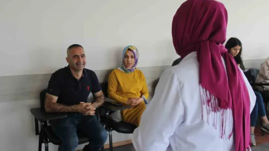İşitme engelli ikizinin sesi oldu