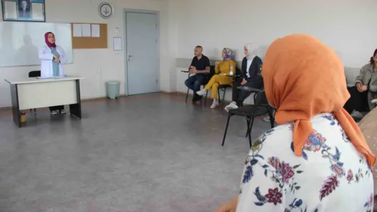 İşitme engelli ikizinin sesi oldu