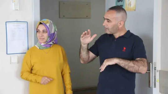 İşitme engelli ikizinin sesi oldu