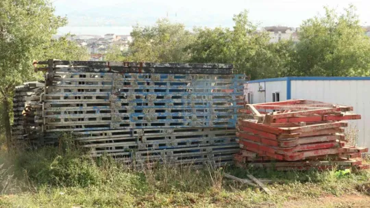 İskele demirlerini çalmak istedi, bin pişman oldu
