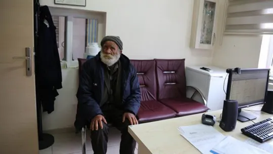 İsmail amca zabıta ekiplerini dakikalarca uğraştırdı!