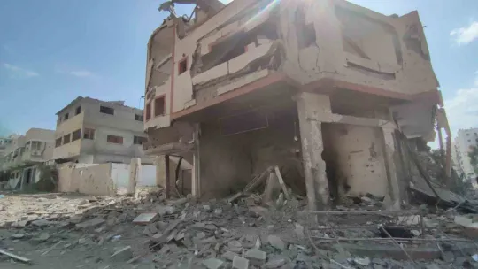 İsrail'in vurduğu Al-Karama Mahallesi'ndeki yıkım görüntülendi