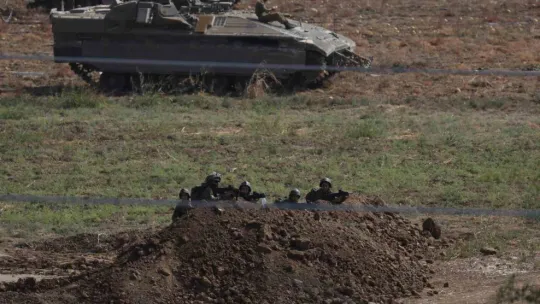 İsrail tankları, kara harekatı için Gazze sınırında bekliyor