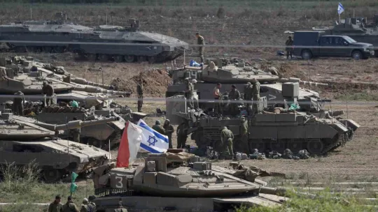 İsrail tankları, kara harekatı için Gazze sınırında bekliyor