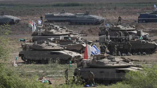 İsrail tankları, kara harekatı için Gazze sınırında bekliyor