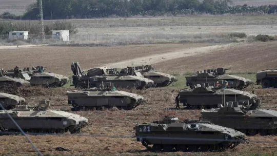 İsrail tankları, kara harekatı için Gazze sınırında bekliyor