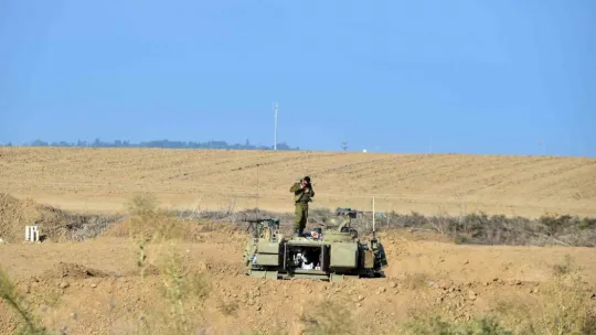 İsrail tankları, kara harekatı için Gazze sınırında bekliyor