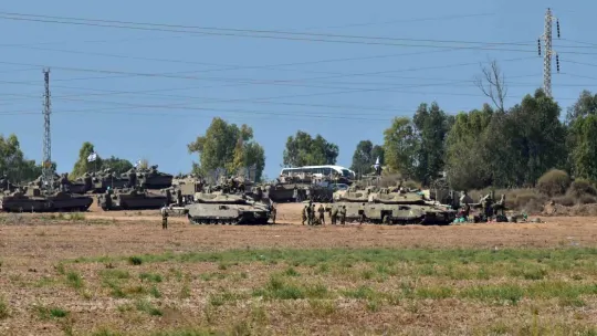 İsrail tankları, kara harekatı için Gazze sınırında bekliyor