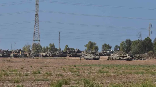 İsrail tankları, kara harekatı için Gazze sınırında bekliyor