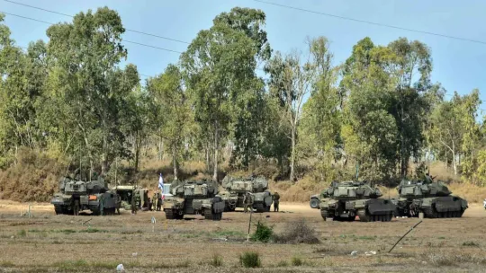 İsrail tankları, kara harekatı için Gazze sınırında bekliyor