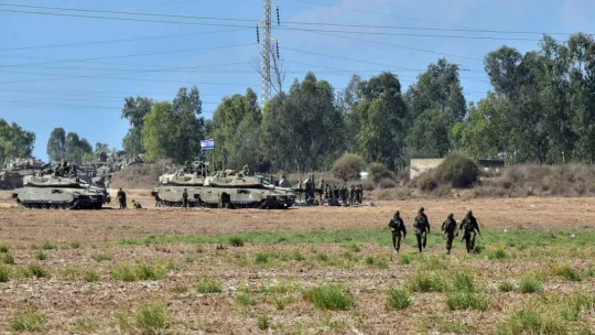 İsrail tankları, kara harekatı için Gazze sınırında bekliyor