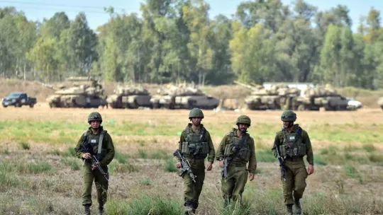 İsrail tankları, kara harekatı için Gazze sınırında bekliyor