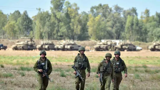 İsrail tankları, kara harekatı için Gazze sınırında bekliyor