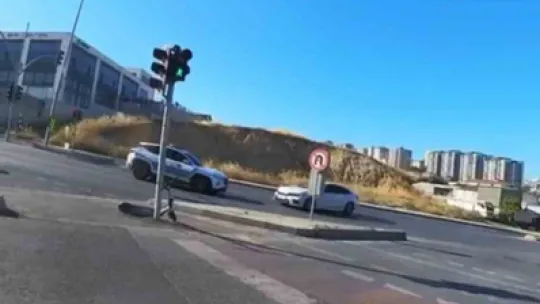 Korsan taksi ile trafik polisi aracı çarpıştı, 6 kişi yaralandı, sürücüye ceza yağdı