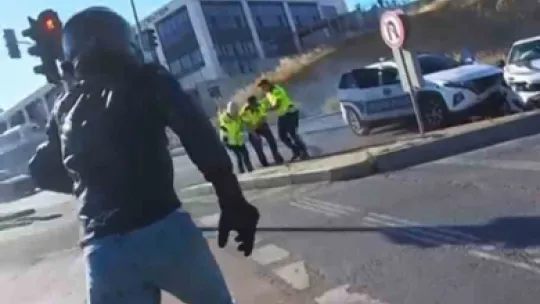 Korsan taksi ile trafik polisi aracı çarpıştı, 6 kişi yaralandı, sürücüye ceza yağdı