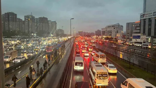 Yağışla birlikte trafik yoğunluğu yüzde 90'a ulaştı