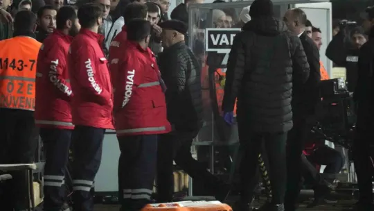 İstanbulspor Başkanı Sarıalioğlu, takımı sahadan çekti