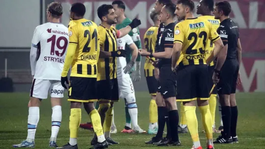 İstanbulspor Başkanı Sarıalioğlu, takımı sahadan çekti