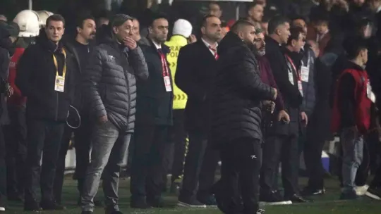İstanbulspor Başkanı Sarıalioğlu, takımı sahadan çekti