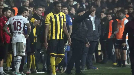 İstanbulspor Başkanı Sarıalioğlu, takımı sahadan çekti