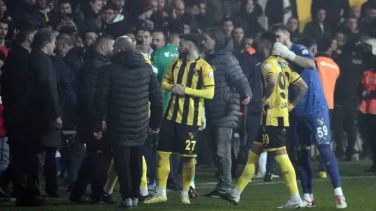 İstanbulspor Başkanı Sarıalioğlu, takımı sahadan çekti