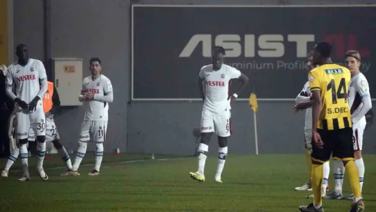İstanbulspor Başkanı Sarıalioğlu, takımı sahadan çekti