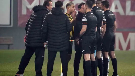 İstanbulspor Başkanı Sarıalioğlu, takımı sahadan çekti