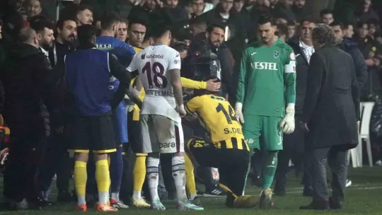 İstanbulspor Başkanı Sarıalioğlu, takımı sahadan çekti