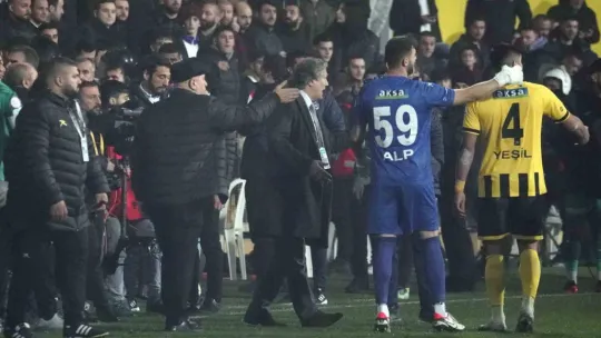 İstanbulspor Başkanı Sarıalioğlu, takımı sahadan çekti