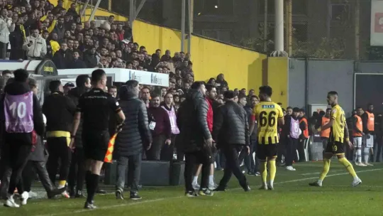 İstanbulspor Başkanı Sarıalioğlu, takımı sahadan çekti