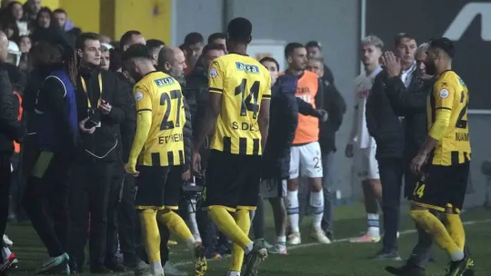 İstanbulspor Başkanı Sarıalioğlu, takımı sahadan çekti