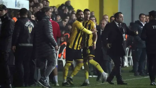 İstanbulspor Başkanı Sarıalioğlu, takımı sahadan çekti