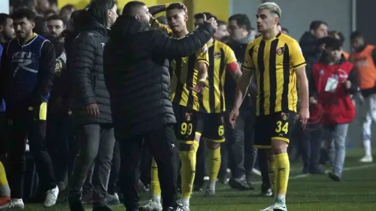 İstanbulspor Başkanı Sarıalioğlu, takımı sahadan çekti