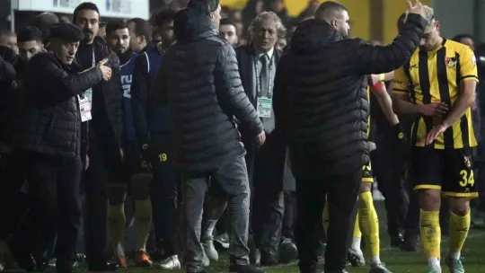 İstanbulspor Başkanı Sarıalioğlu, takımı sahadan çekti