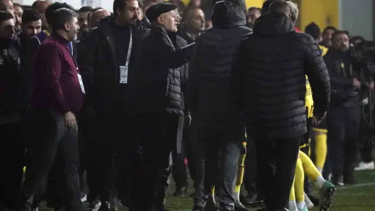 İstanbulspor Başkanı Sarıalioğlu, takımı sahadan çekti