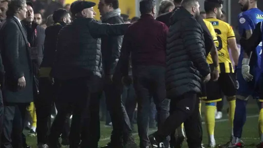 İstanbulspor Başkanı Sarıalioğlu, takımı sahadan çekti
