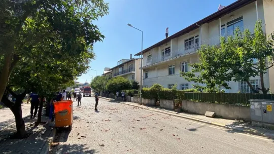 İşten atılınca çatıya çıktı, ikna edilmesi 3 saat sürdü