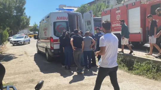 İşten atılınca çatıya çıktı, ikna edilmesi 3 saat sürdü