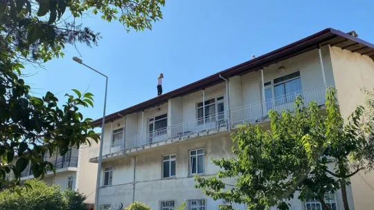İşten atılınca çatıya çıktı, ikna edilmesi 3 saat sürdü