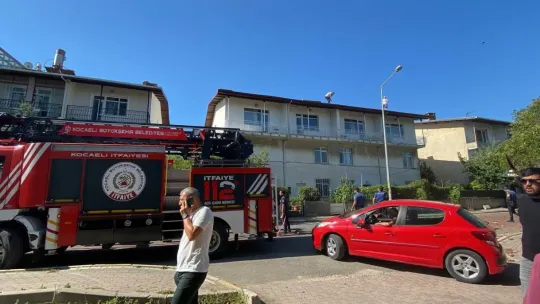 İşten atılınca çatıya çıktı, ikna edilmesi 3 saat sürdü