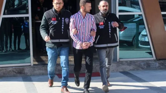İşten çıkarıldı, amirinin evini taradı!
