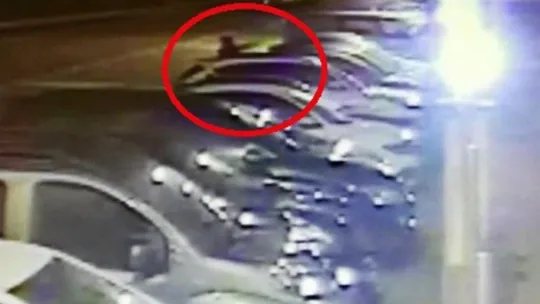 İşten çıkarıldı, amirinin evini taradı!
